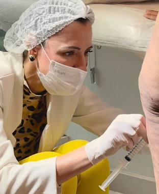 Dra. Gina realizando o procedimento em consultório